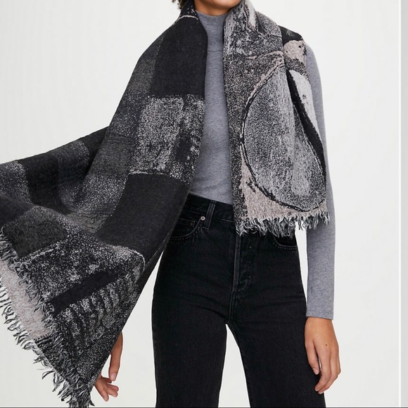 Aritzia Accessories - NWT ARITZIA BLANKET SCARF